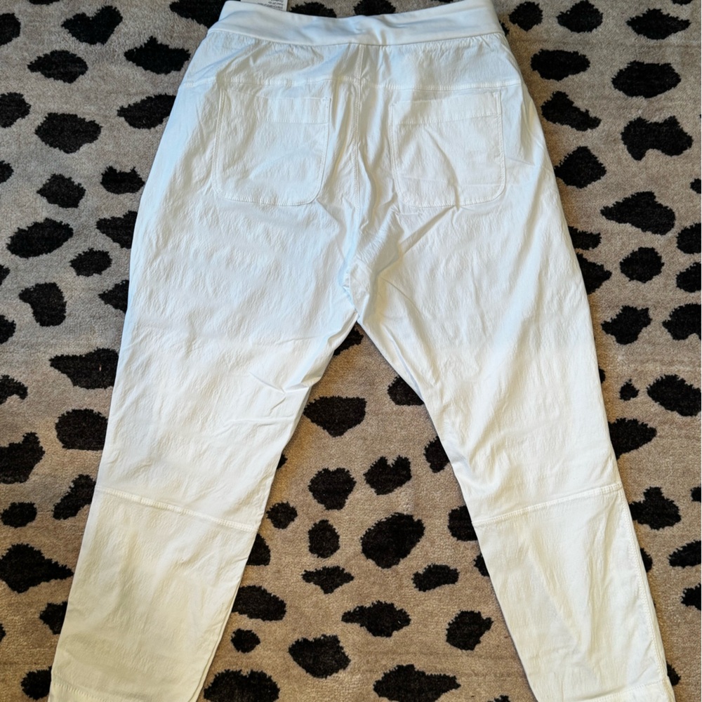 Athleta Trekkie lightweight White crops. NWT Size 8 - Picture 9 of 11